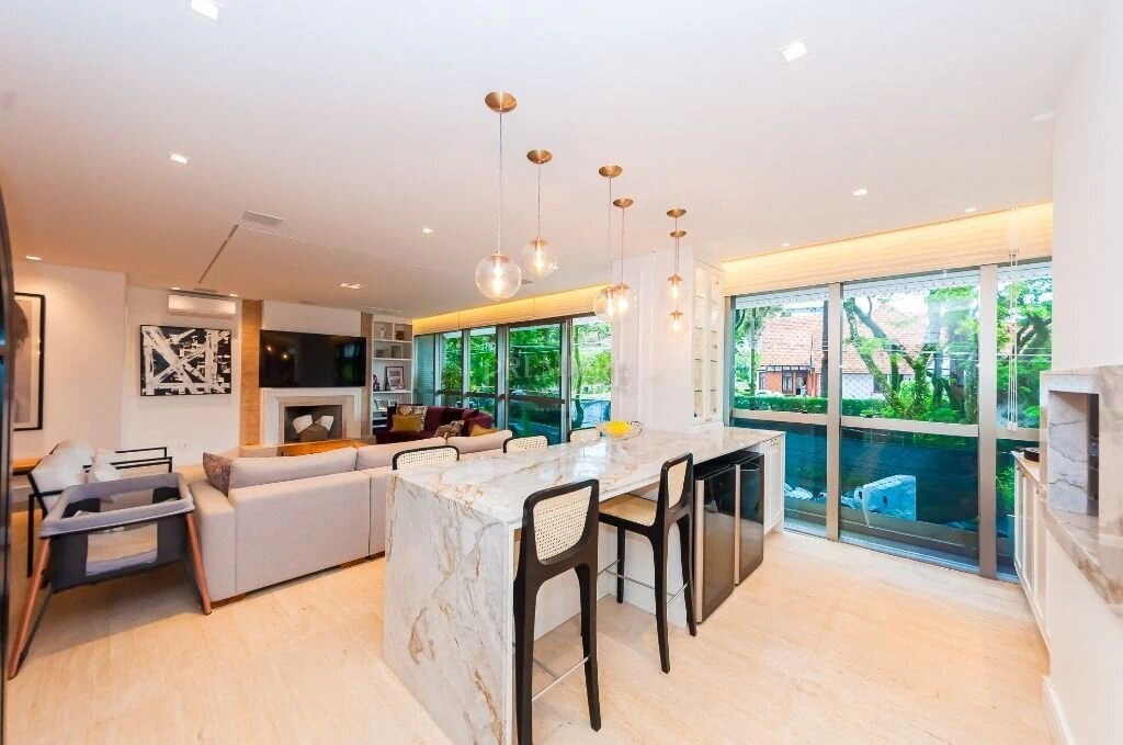 266 m² apartment with a walk-in closet and a bathtub — photo 3