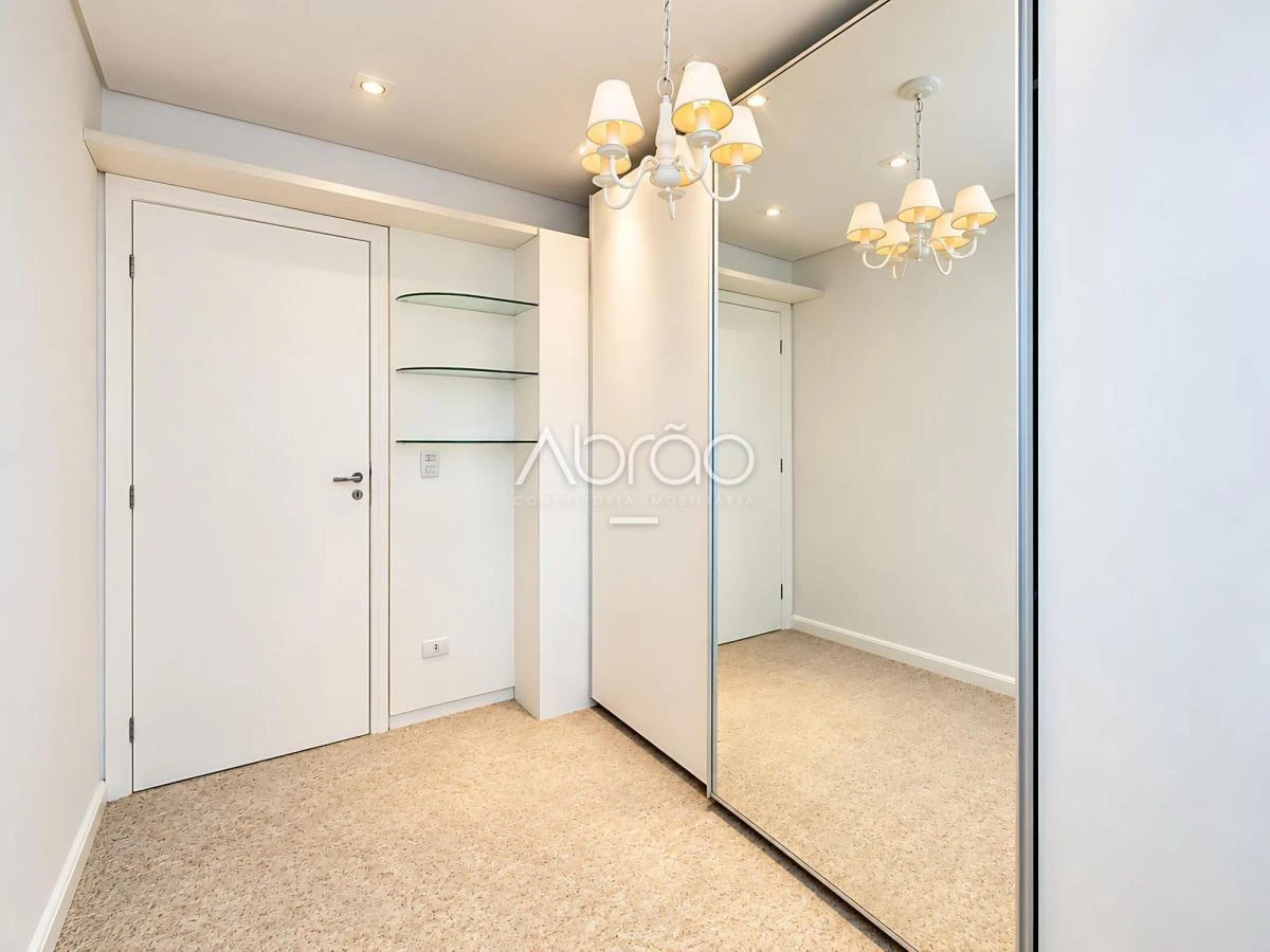 Furnished apartment, 192 m², with a glass-enclosed balcony — photo 20