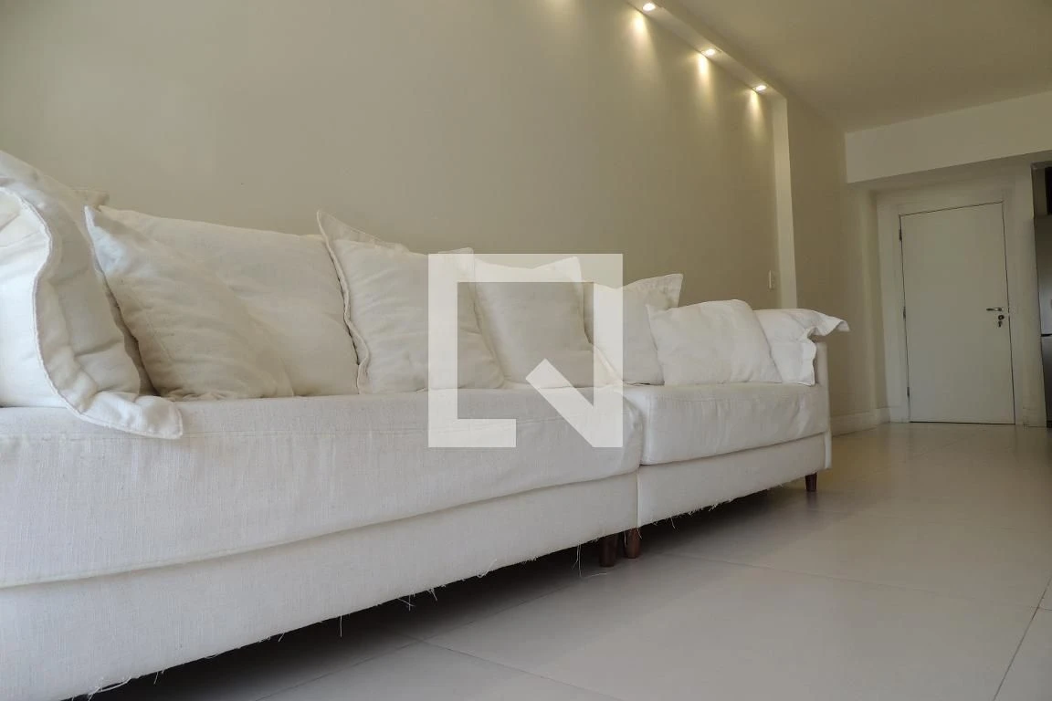 Furnished 3-bedroom apartment with 3 bathrooms and balcony — photo 24