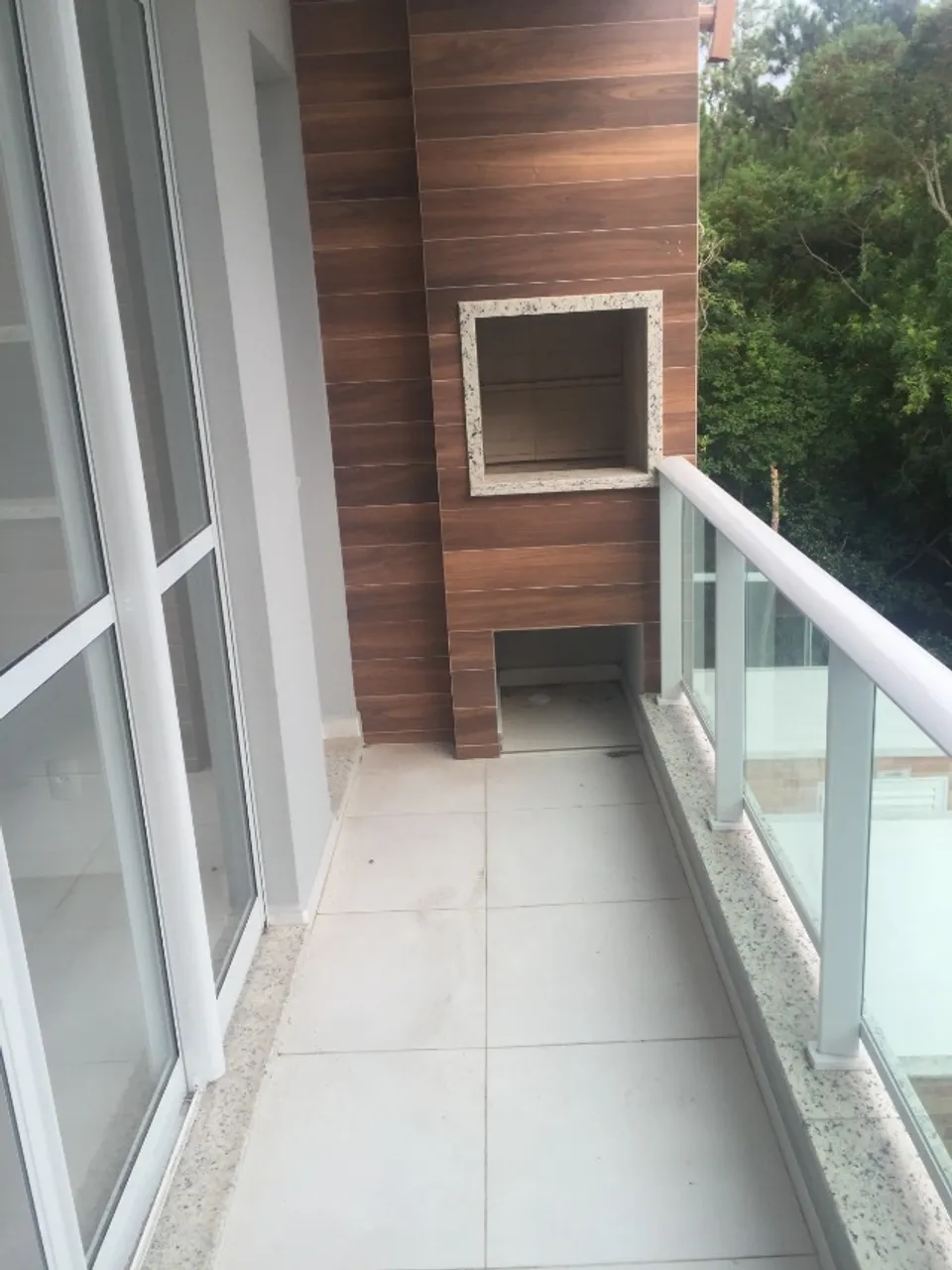 Balcony with a grill in a 2-bedroom apartment, 75 m² — photo 10