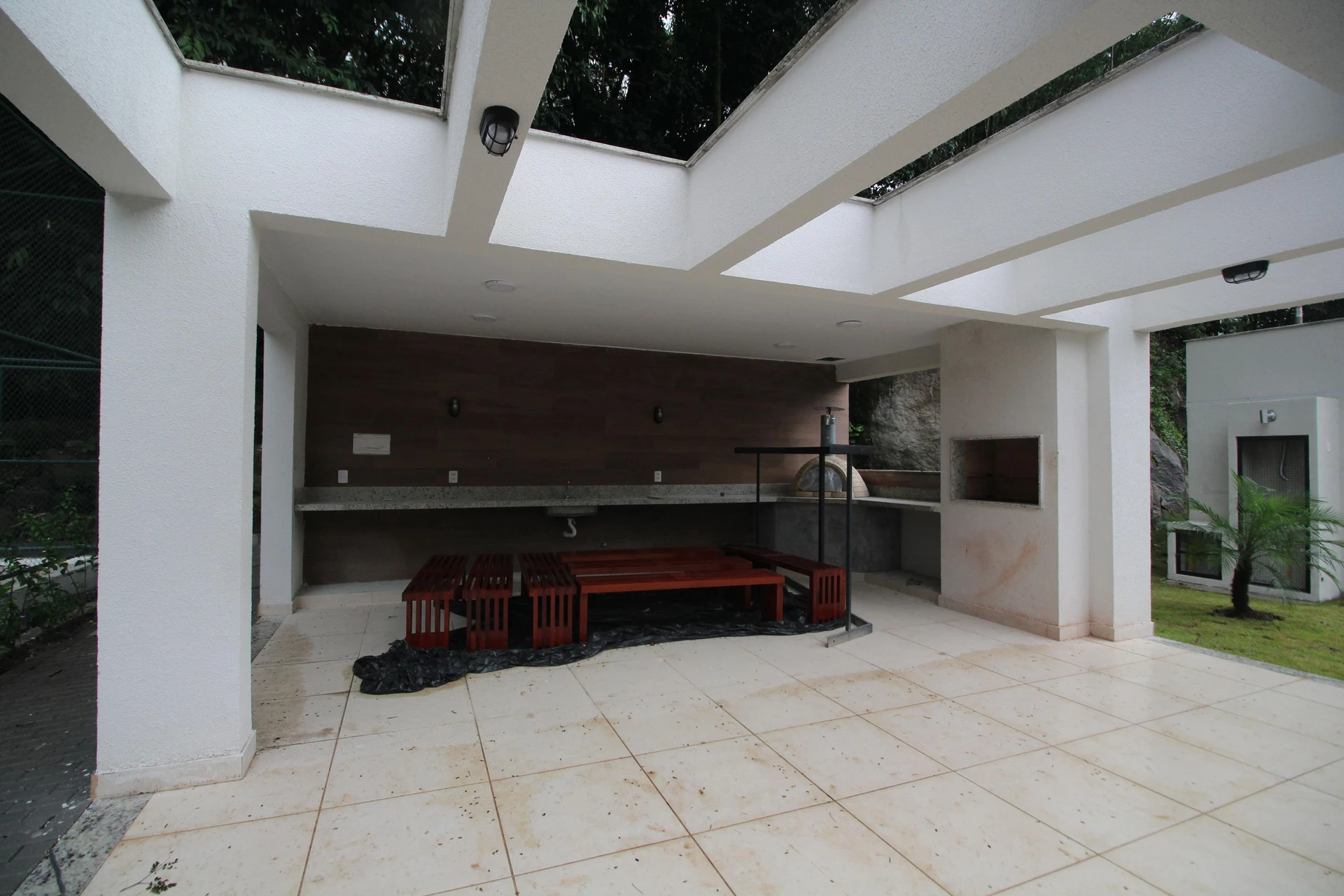 Unfurnished 2-bedroom apartment with balcony and private garden — photo 35