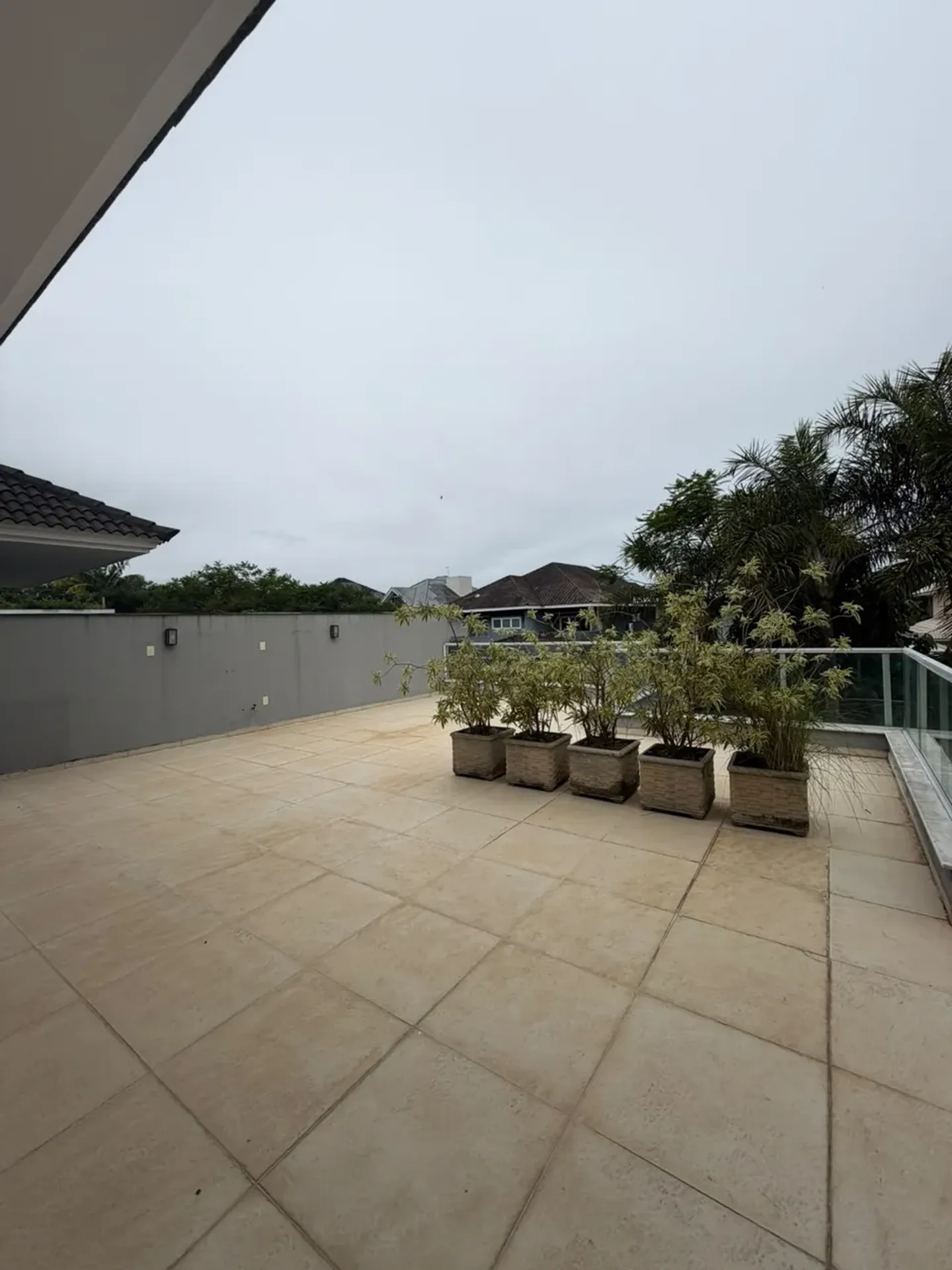 700 m² house with a garden and a bathtub — photo 27