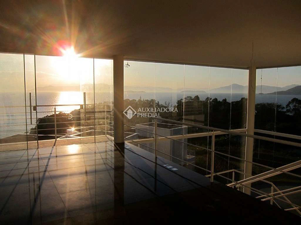 House with 3 en-suite bedrooms and floor-to-ceiling windows