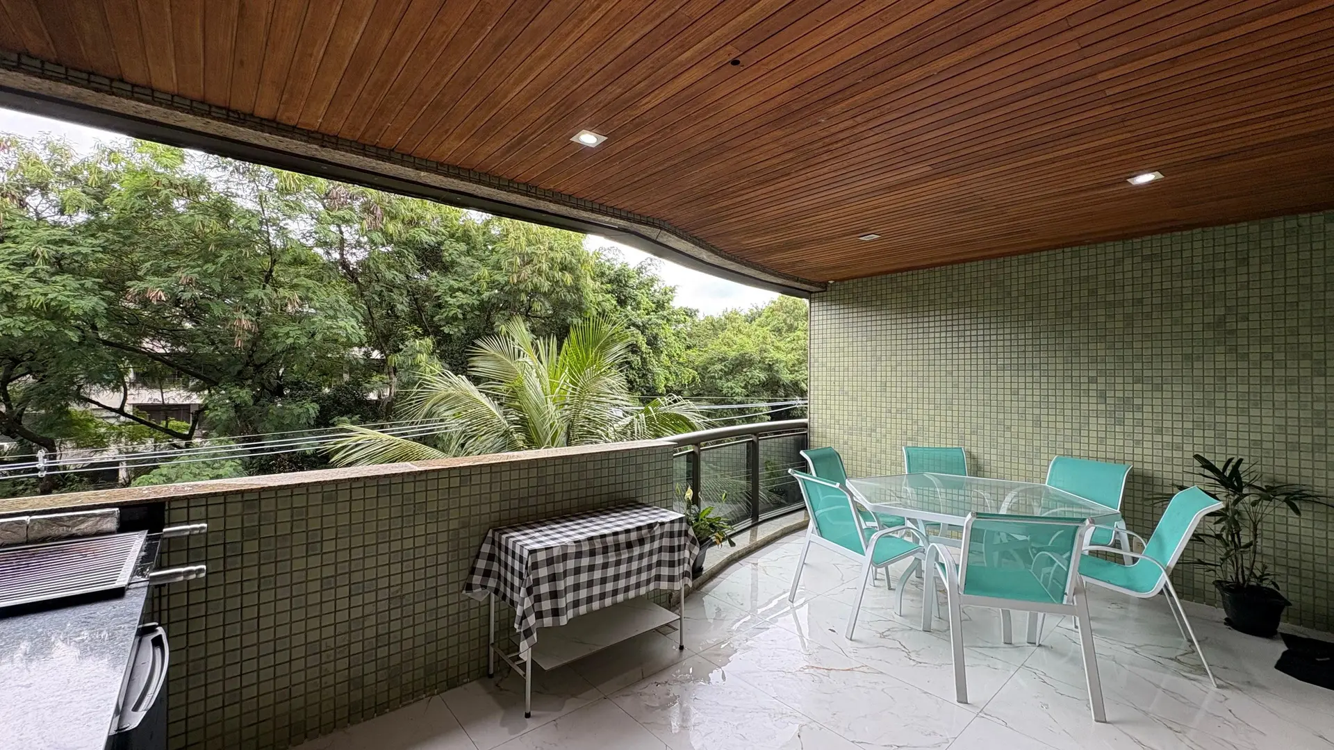 Glass-enclosed balcony in a 3-bedroom apartment, 120 m² — photo 30