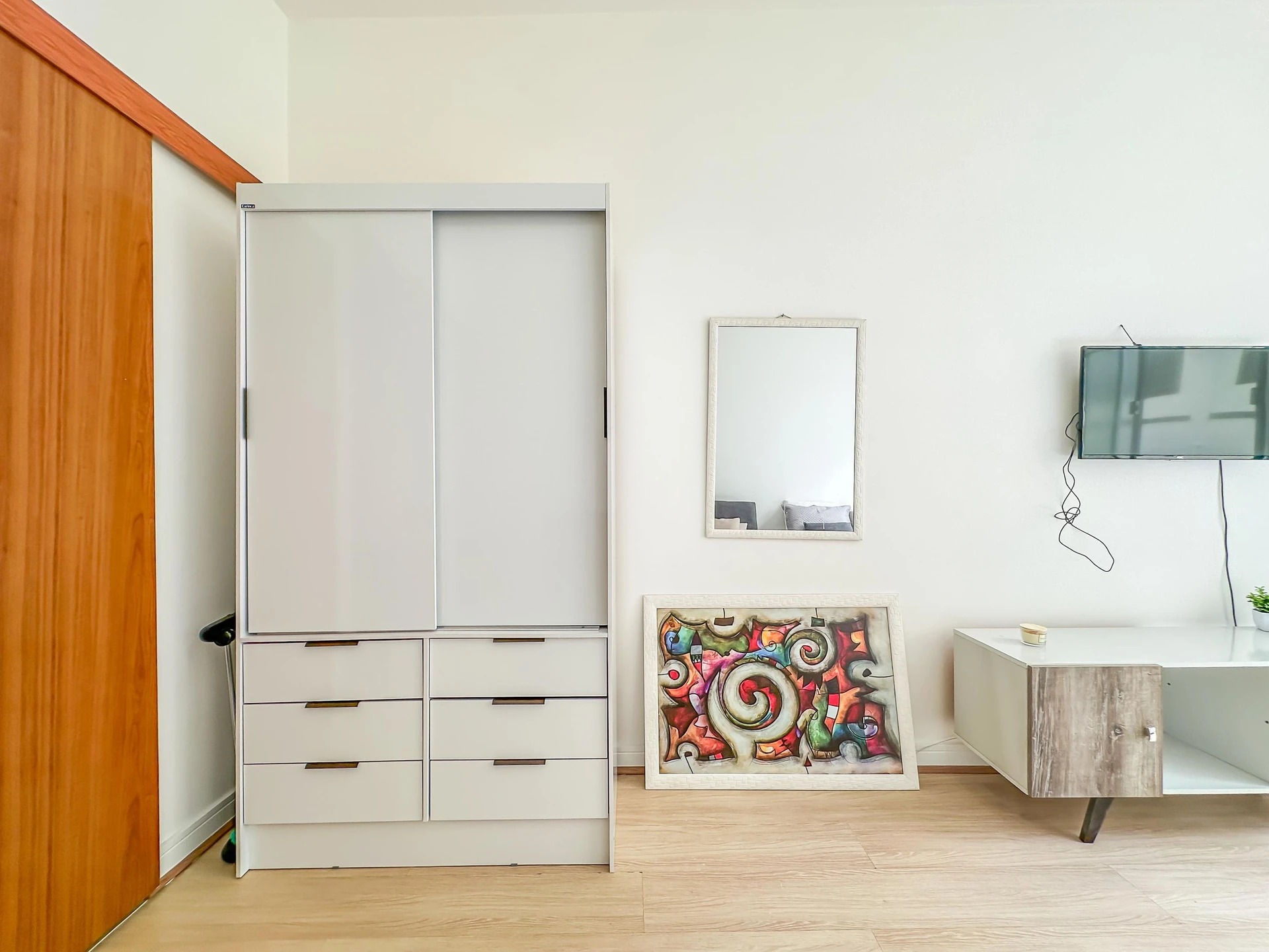 Furnished studio, 30 m², with wood or laminate floors — photo 22