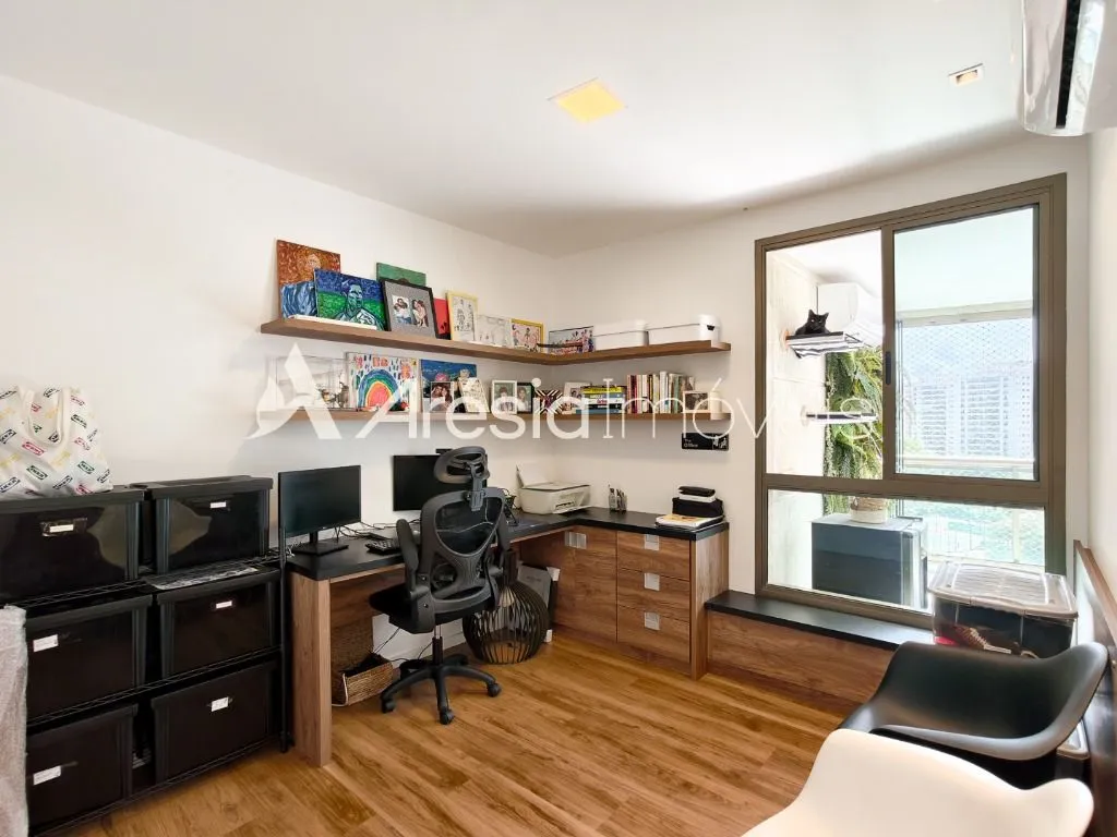 Balcony with a grill in a 4-bedroom apartment, 178 m² — photo 8