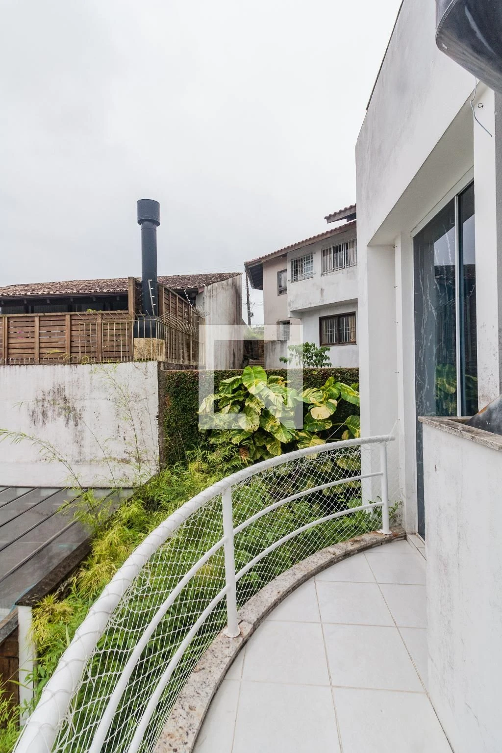 Furnished studio in a building with a pool — photo 6