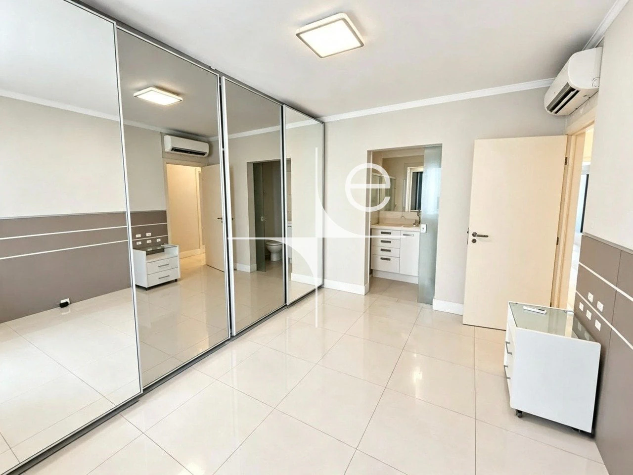 Apartamento de 4 quartos com janelas do piso ao teto, Centro — photo 19