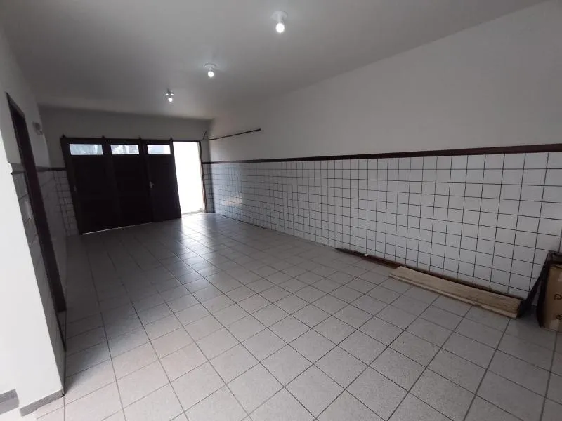 Bathtub in a 5-bedroom house, 250 m² — photo 34