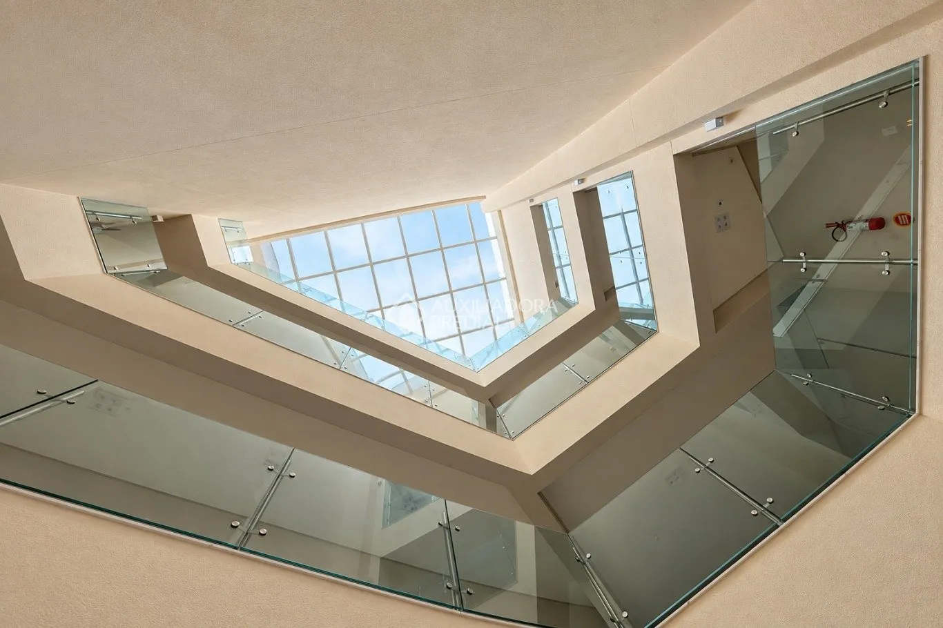 Balcony with a grill in a 2-bedroom apartment, 172 m² — photo 20