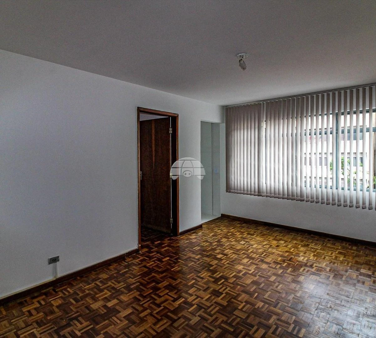 Wood or laminate floors in a one-bedroom apartment, 42 m²