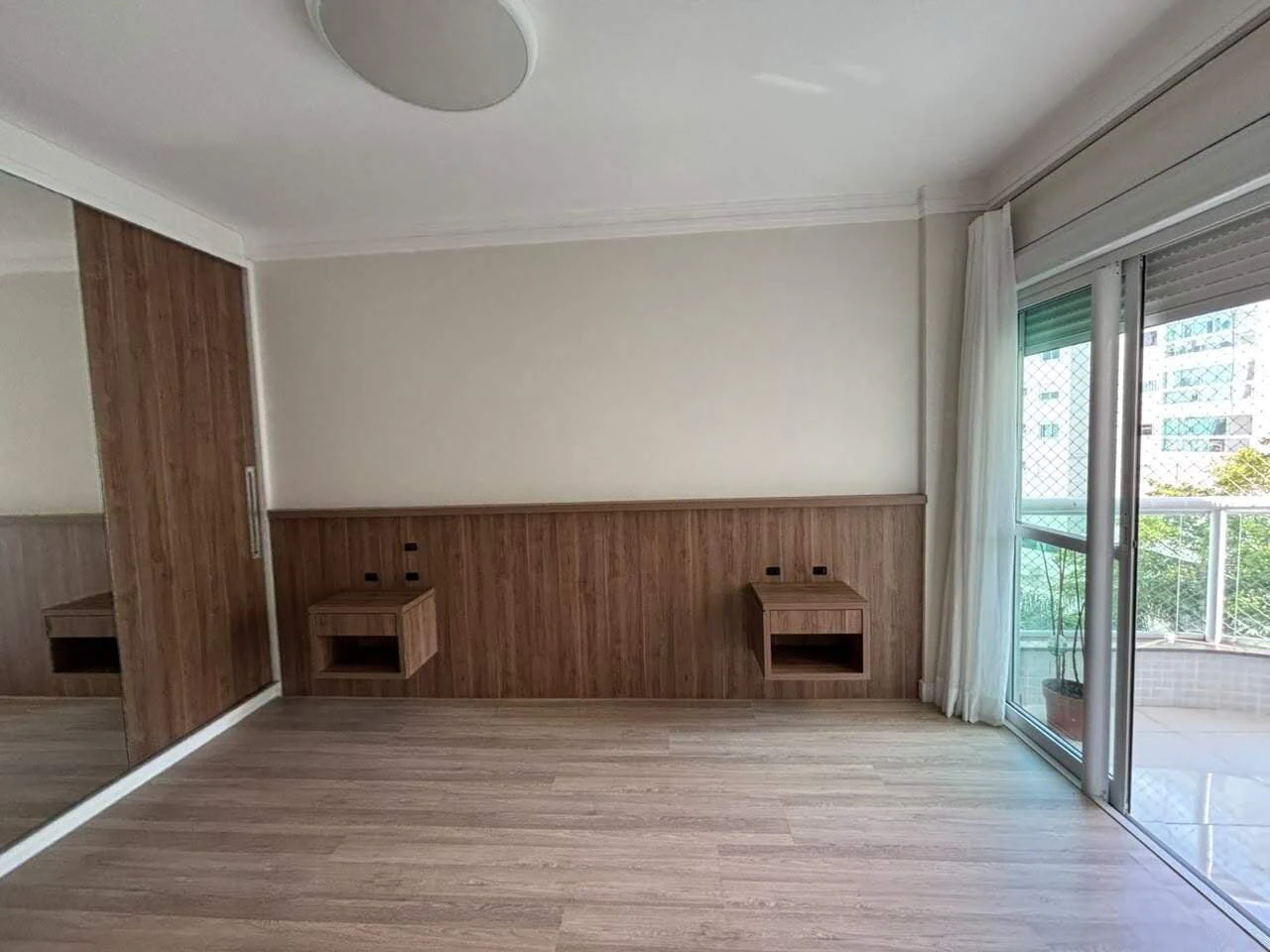 Glass-enclosed balcony in a 4-bedroom apartment, 127 m² — photo 10