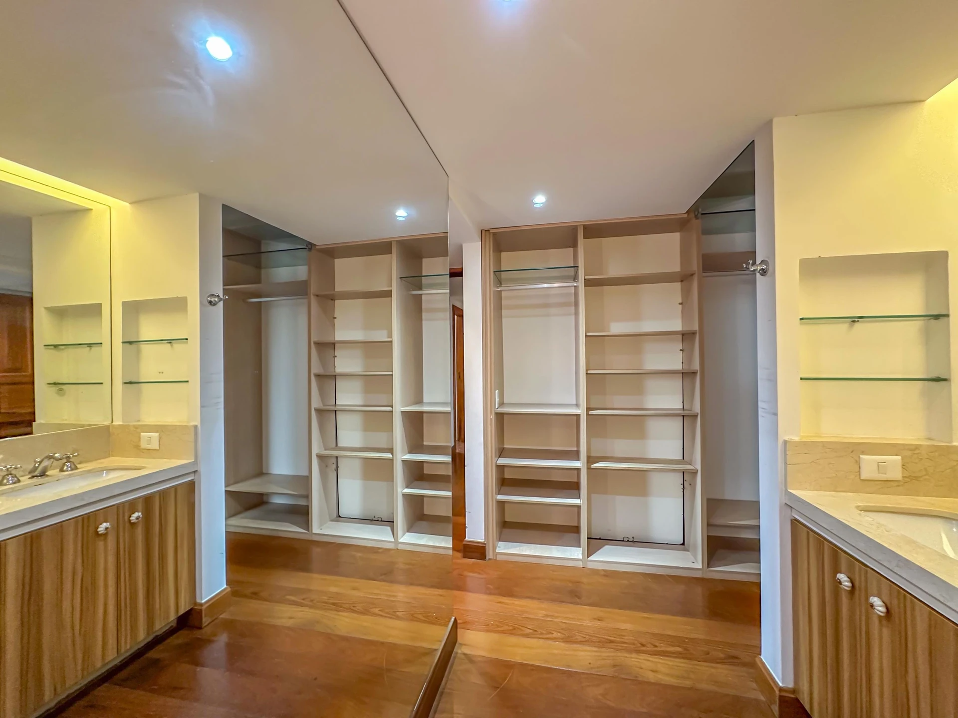 Apartment, 275 m², with a glass-enclosed balcony — photo 66