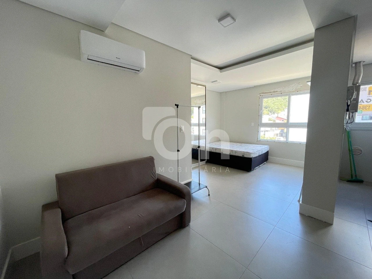 One-bedroom apartment in a building with a coworking space