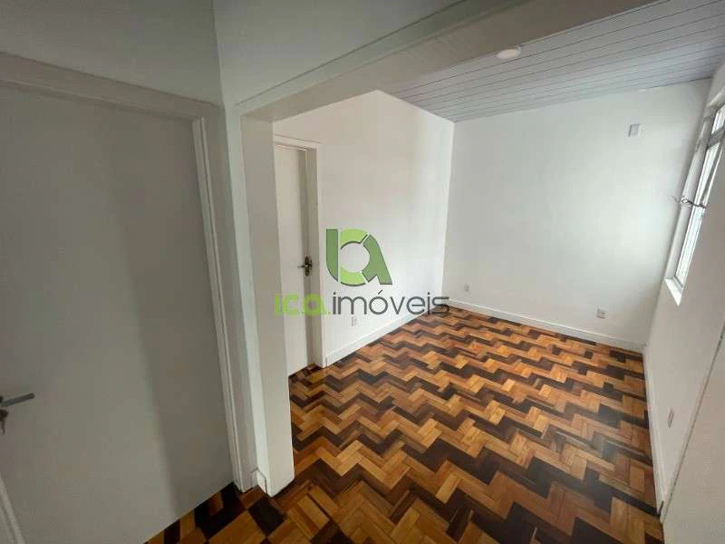 3-bedroom apartment with wood floors — photo 3