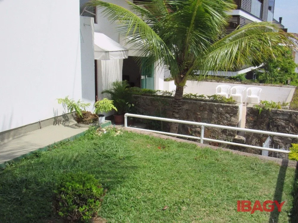 House with 4 bedrooms and 380 m², 2 parking spots — photo 52