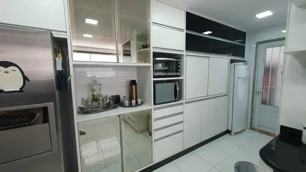 650 m² house with 6 en-suite bedrooms and 4 parking spots — photo 27