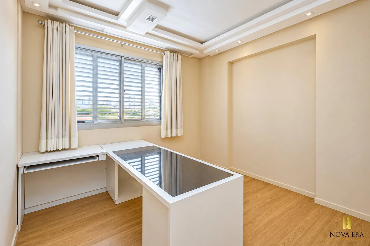 Glass-enclosed balcony in a 3-bedroom apartment, 124 m² — photo 12