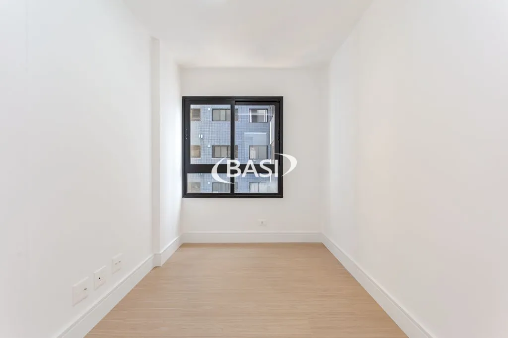 Glass-enclosed balcony in a 3-bedroom apartment, 80 m² — photo 29