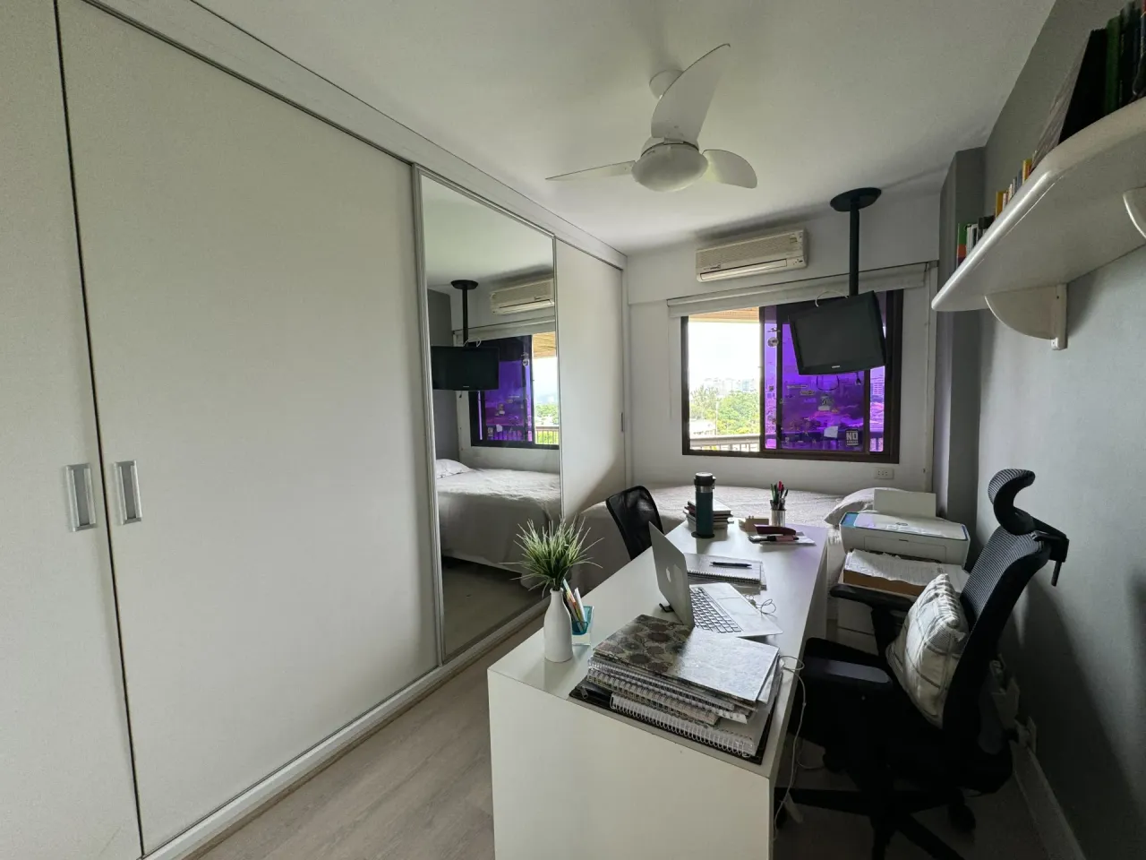 Furnished 4-bedroom apartment with glass balcony — photo 3
