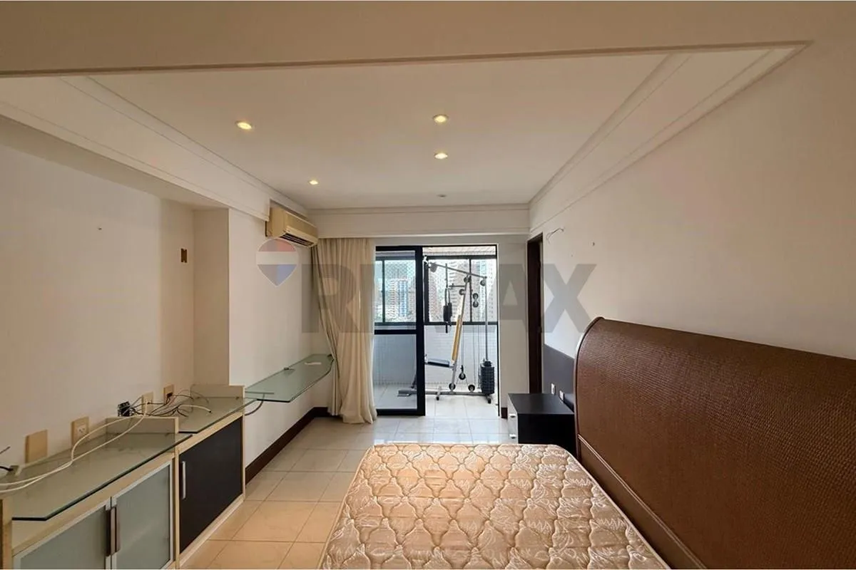 220 m² apartment with 3 en-suites on the 10th floor