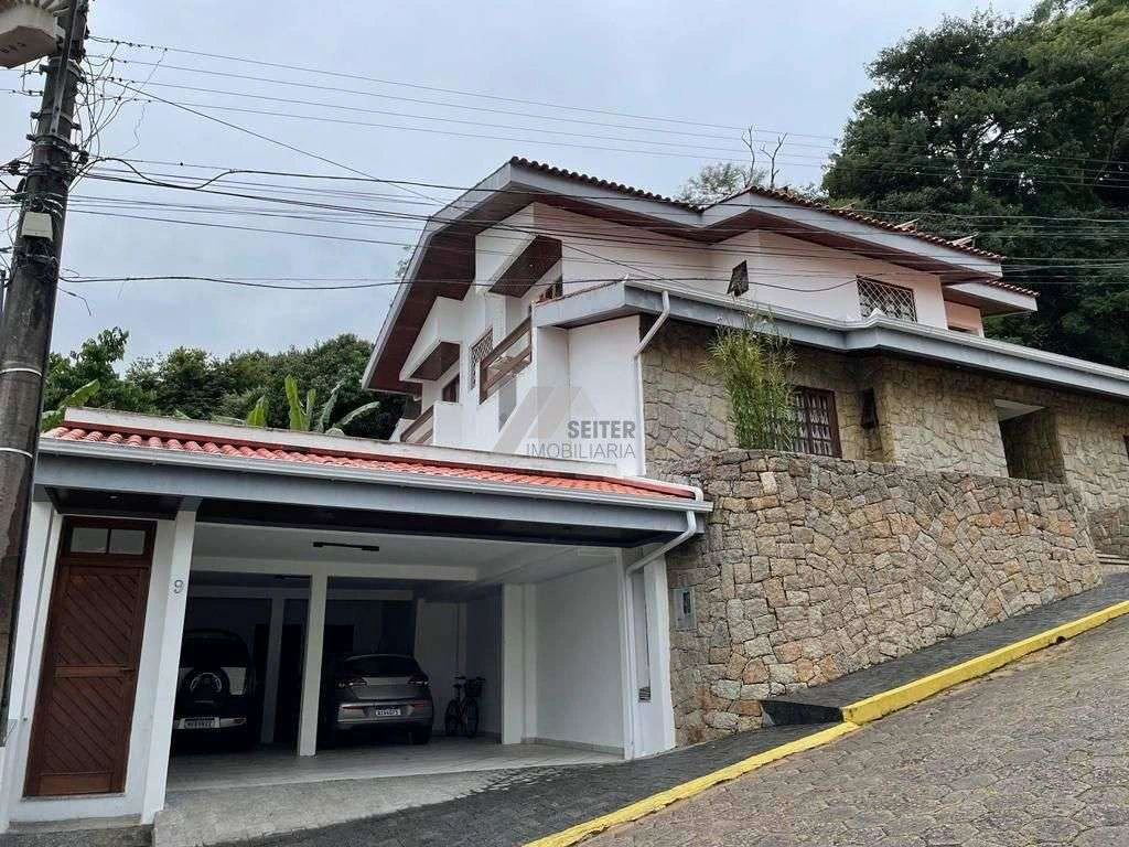 Casa com 5 quartos e 285 m², com 4 vagas e jardim