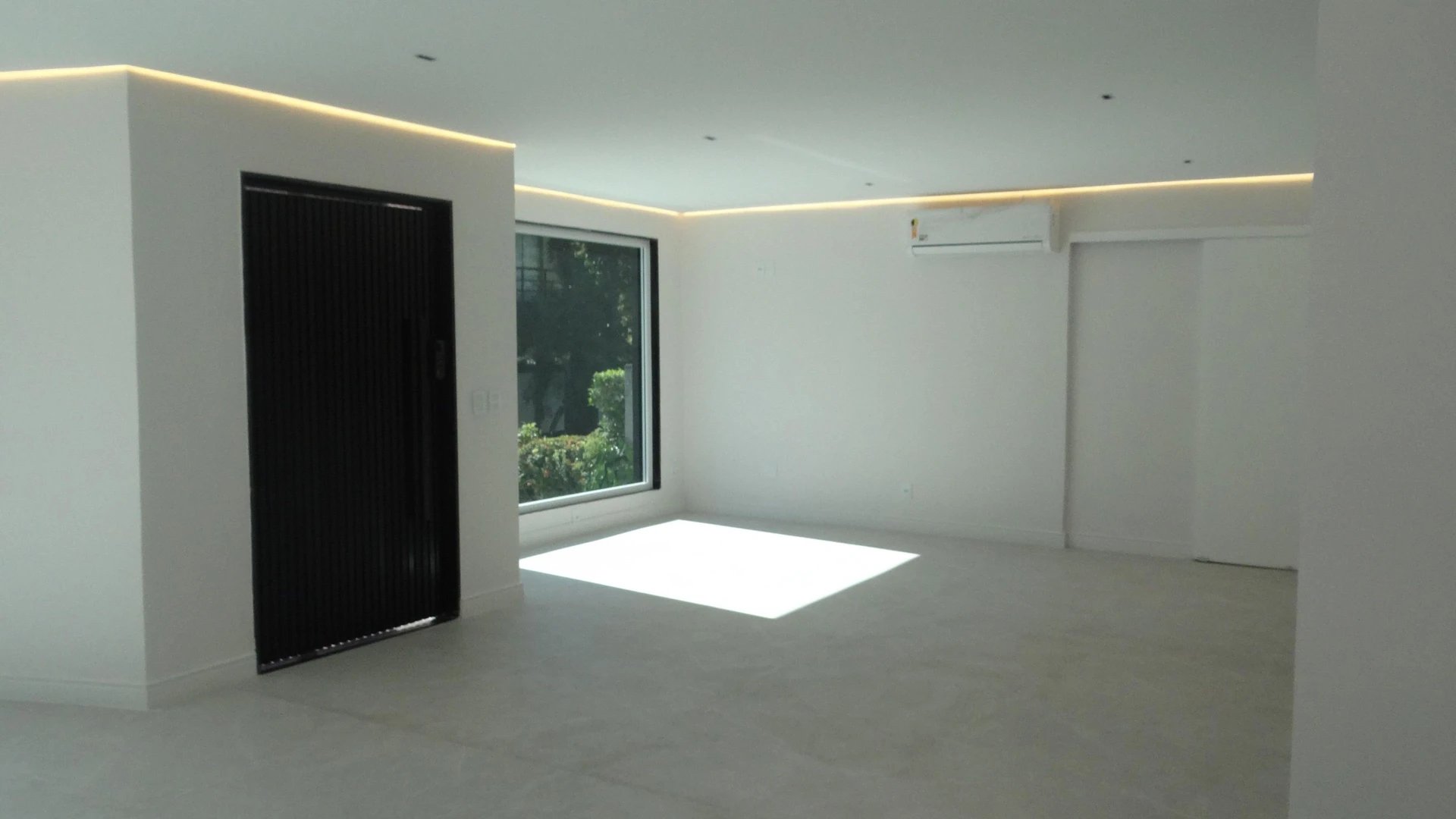 Casa de 384 m² com janelas do piso ao teto e varanda gourmet — photo 89
