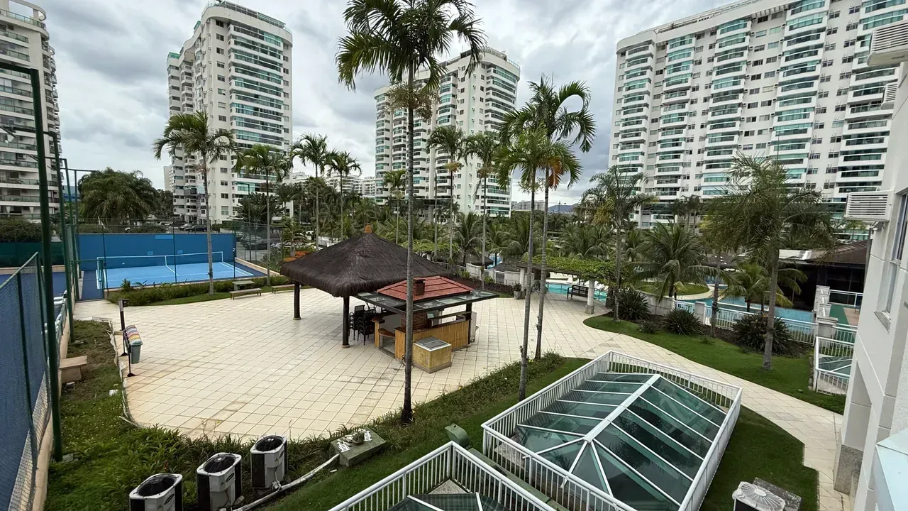 Glass-enclosed balcony in a 3-bedroom apartment, 93 m² — photo 5