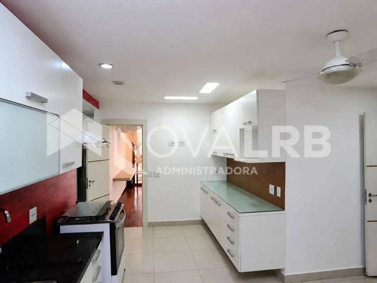 4-bedroom apartment with enclosed glass balcony — photo 60