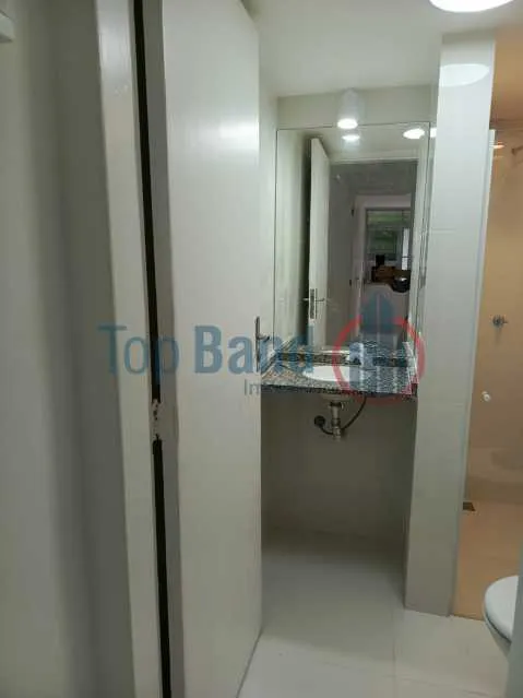 1-bedroom apartment with AC and an outdoor pool area — photo 13