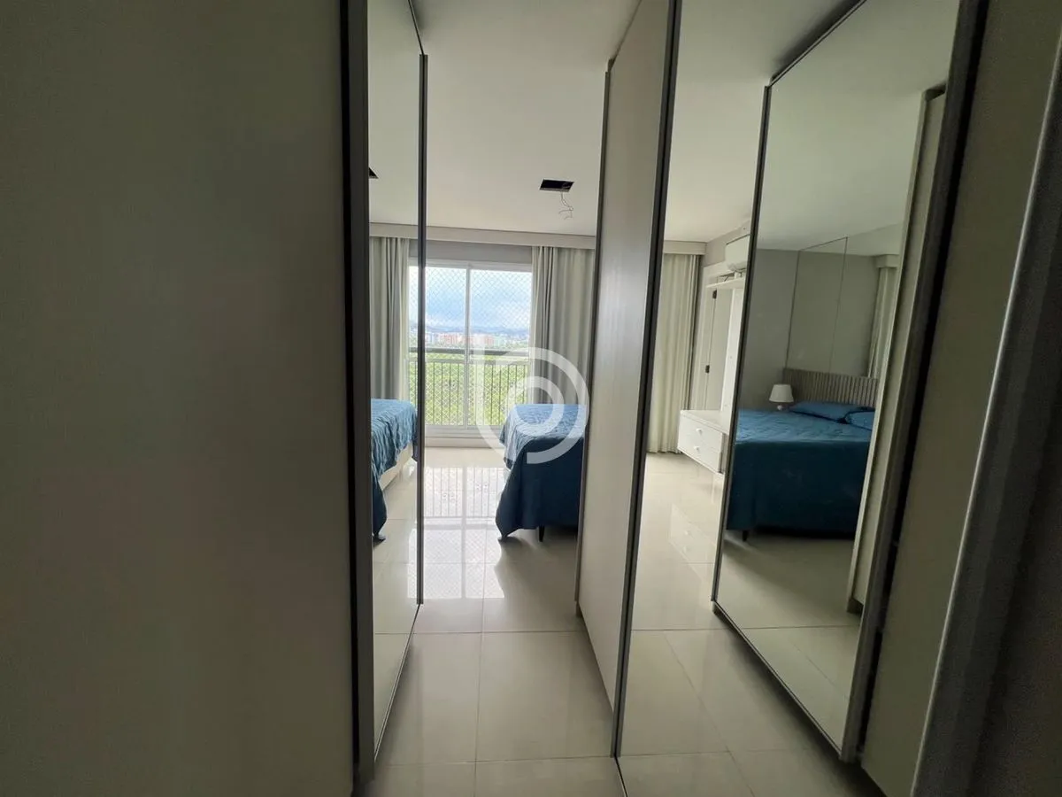 Balcony with a grill in a 4-bedroom apartment, 170 m² — photo 13
