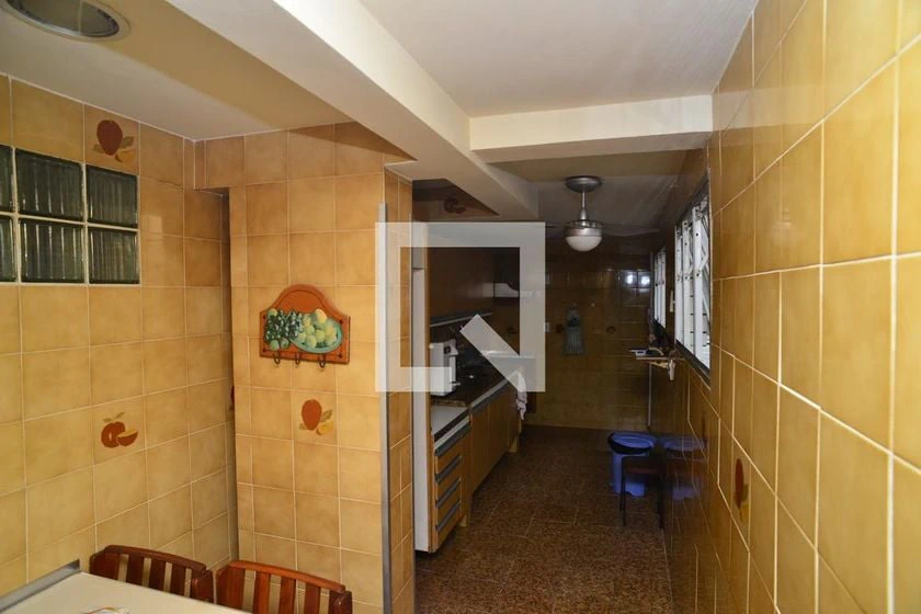 4-bedroom apartment with wood or laminate floors — photo 10