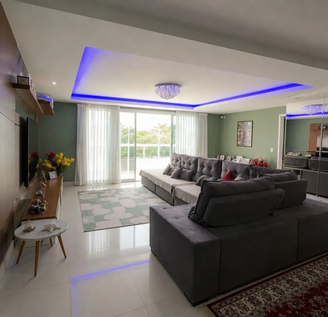 Furnished apartment with 3 bedrooms and an open-plan kitchen — photo 6