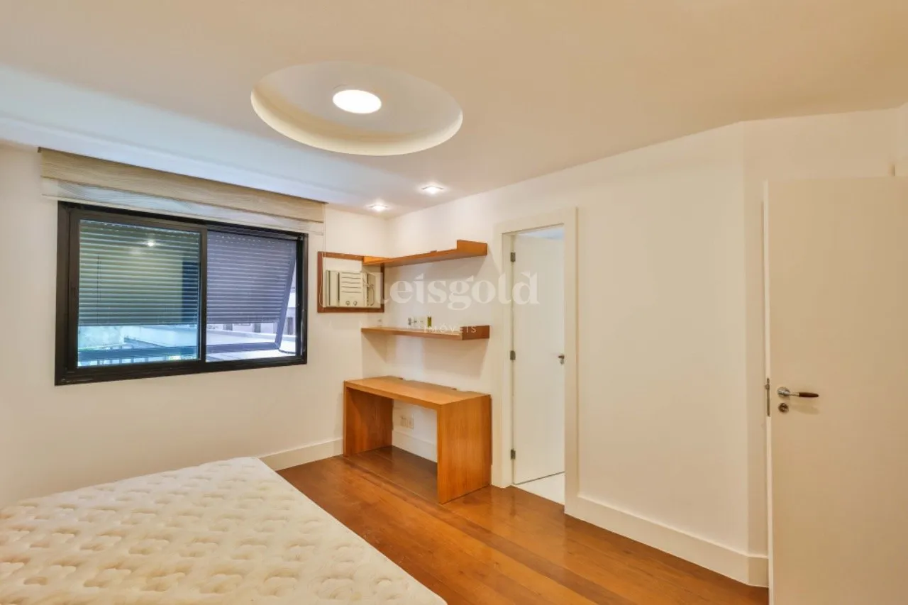 Floor-to-ceiling windows in a 2-bedroom apartment, 230 m² — photo 17