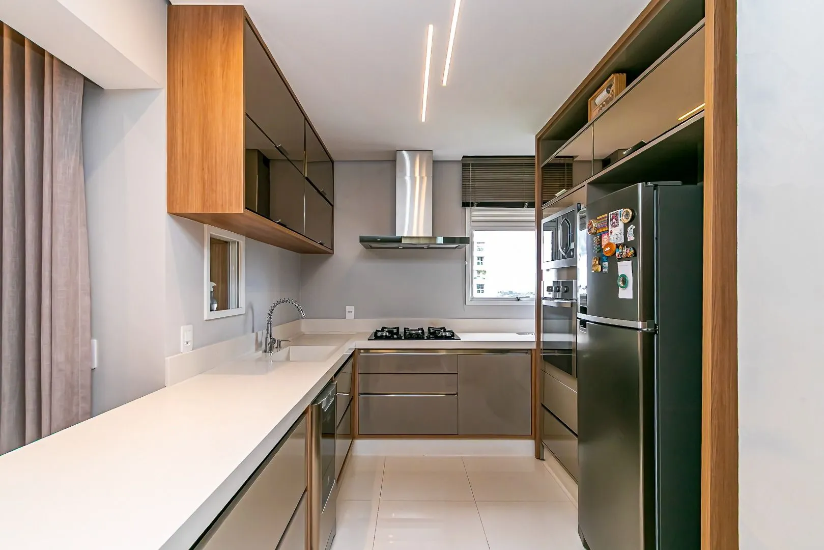 Glass-enclosed balcony in a 3-bedroom apartment, 110 m² — photo 2