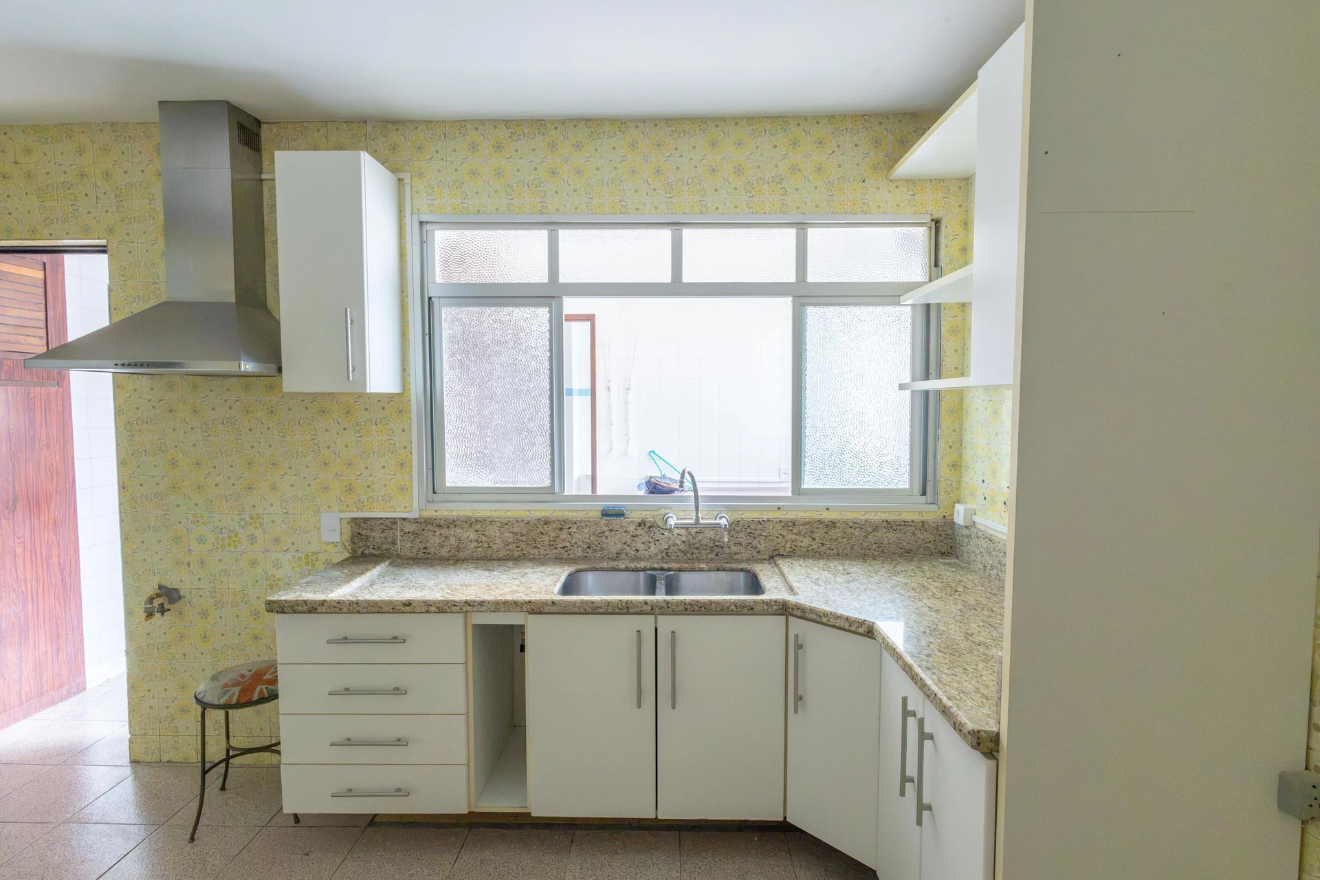 Furnished apartment, 283 m², with a glass-enclosed balcony — photo 47