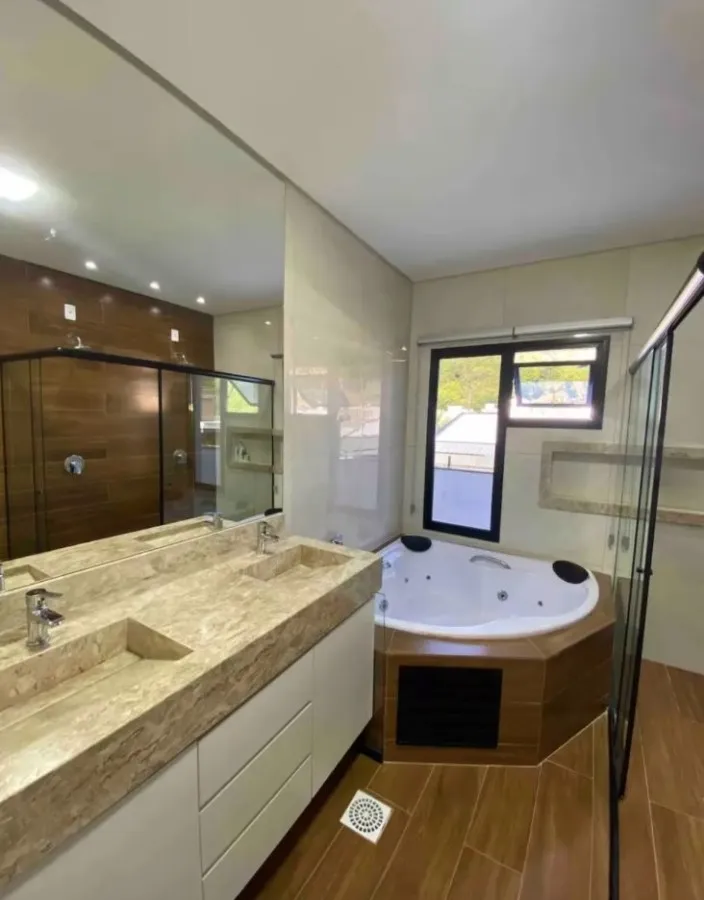 Balcony with a grill in a 3-bedroom house, 240 m² — photo 10