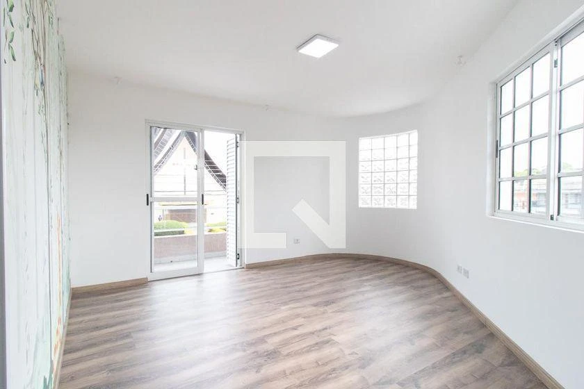 3-bedroom house with a glass-enclosed balcony — photo 11