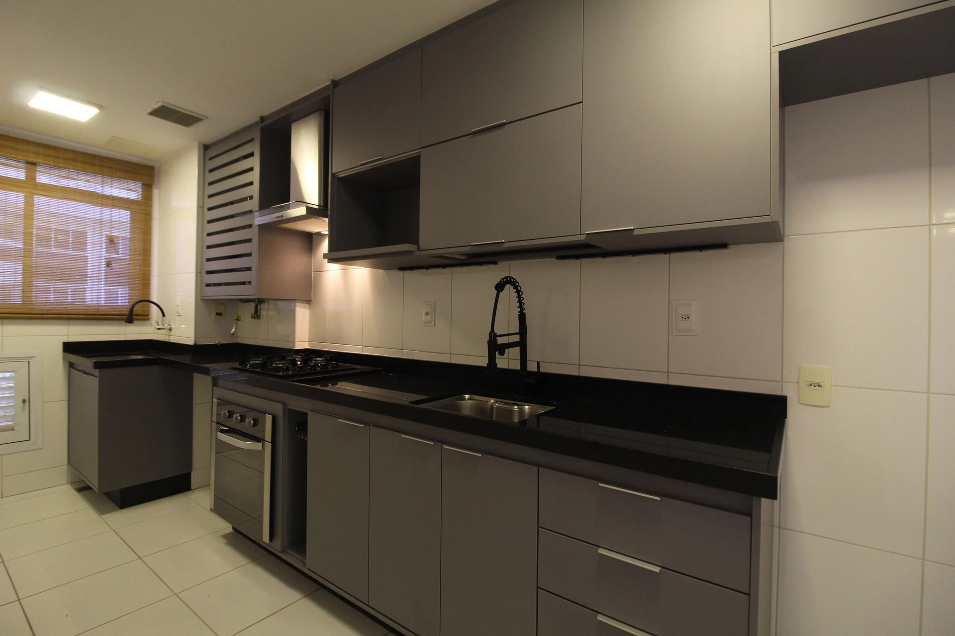 Balcony with a grill in a 2-bedroom apartment, 90 m² — photo 28