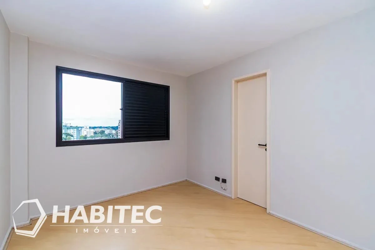 3-bedroom apartment with wood or laminate floors — photo 15