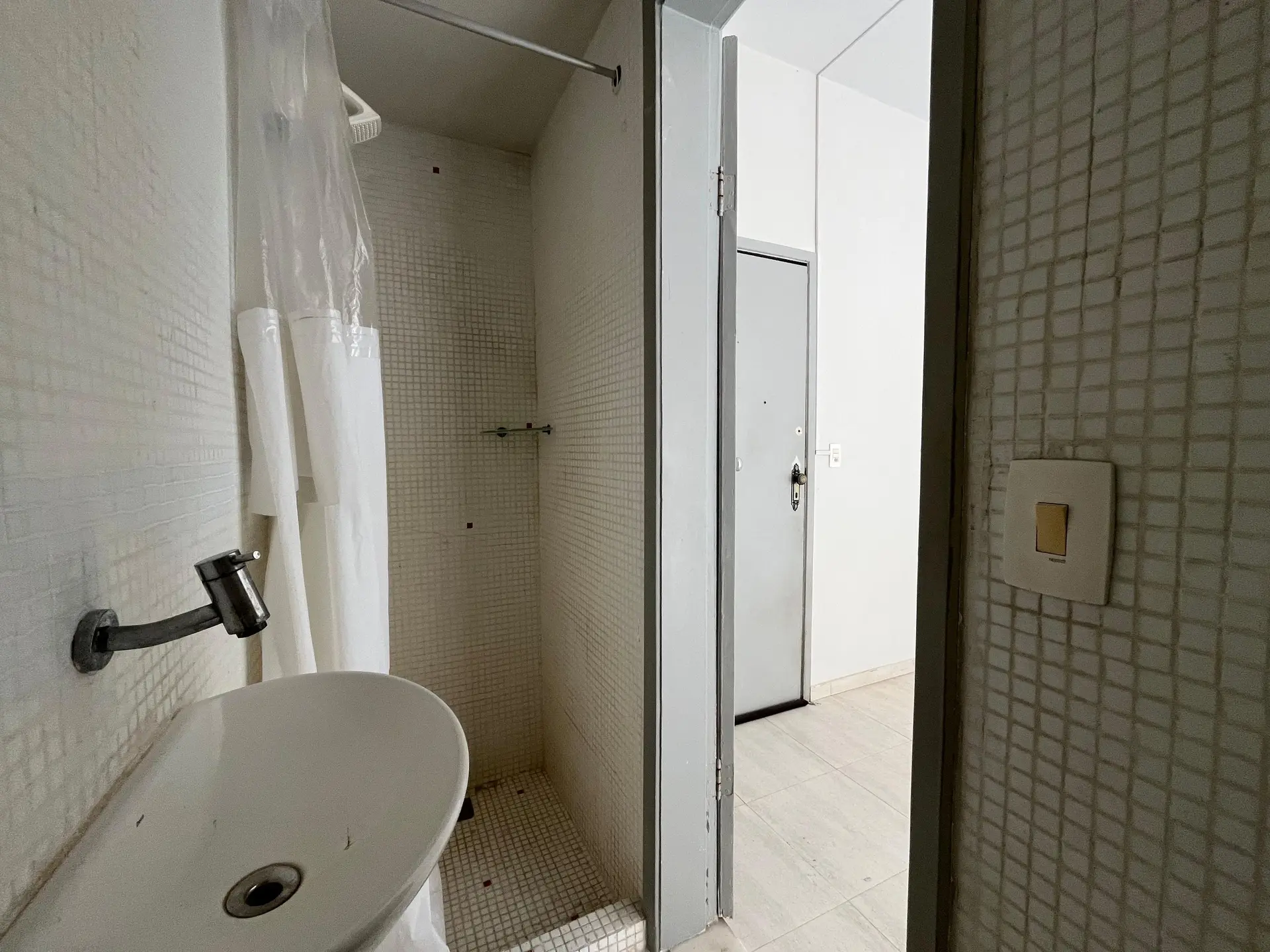 Bathtub in a 2-bedroom apartment, 170 m² — photo 28