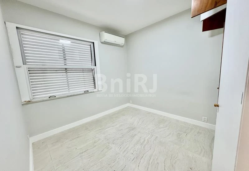 Furnished apartment, 121 m², with a glass-enclosed balcony — photo 10