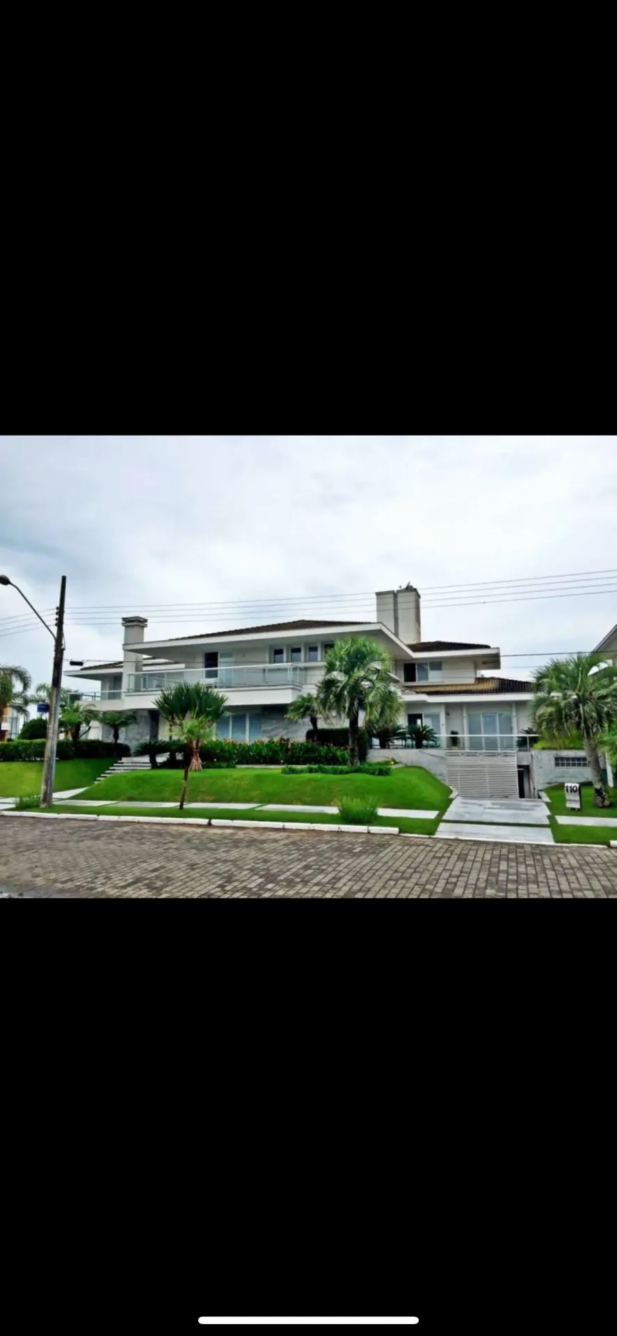 House with 600 m², 4 en-suite bedrooms and 6 baths