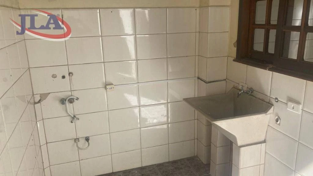 3-bedroom house with a bathtub — photo 8