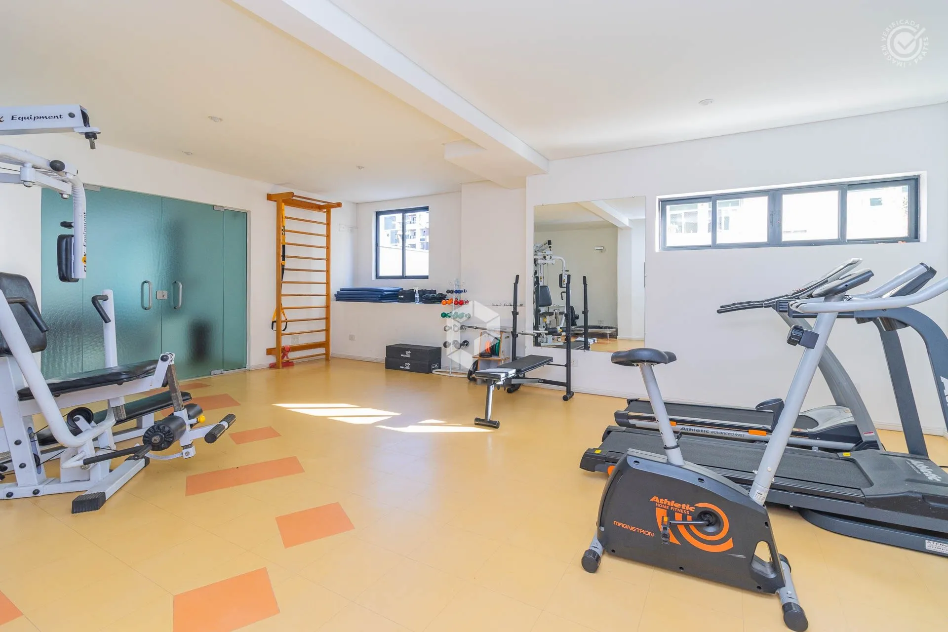 Furnished 1-bedroom apartment with a private BBQ — photo 21