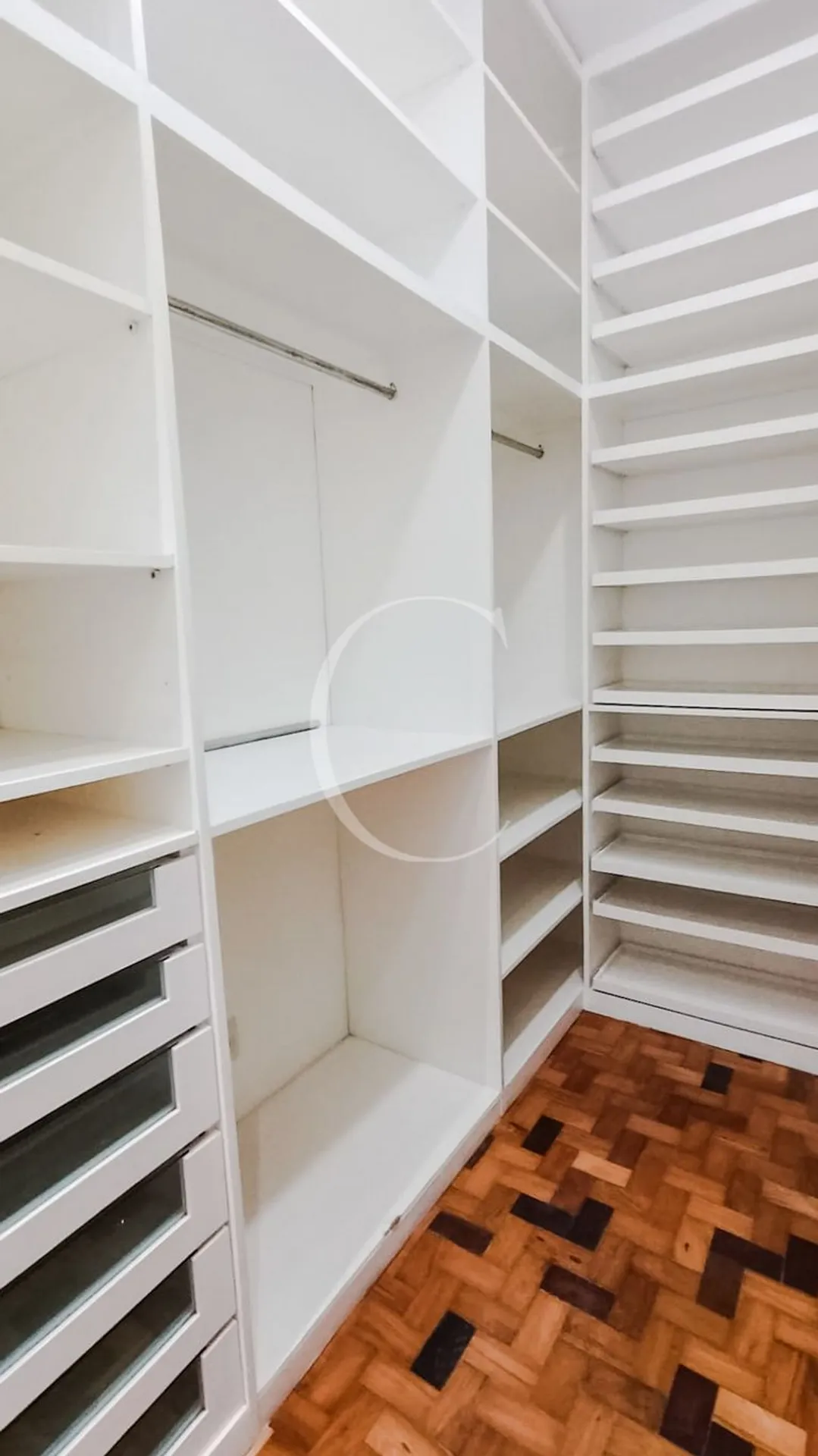 Unfurnished 180 m² apartment with 4 en-suite bedrooms — photo 15