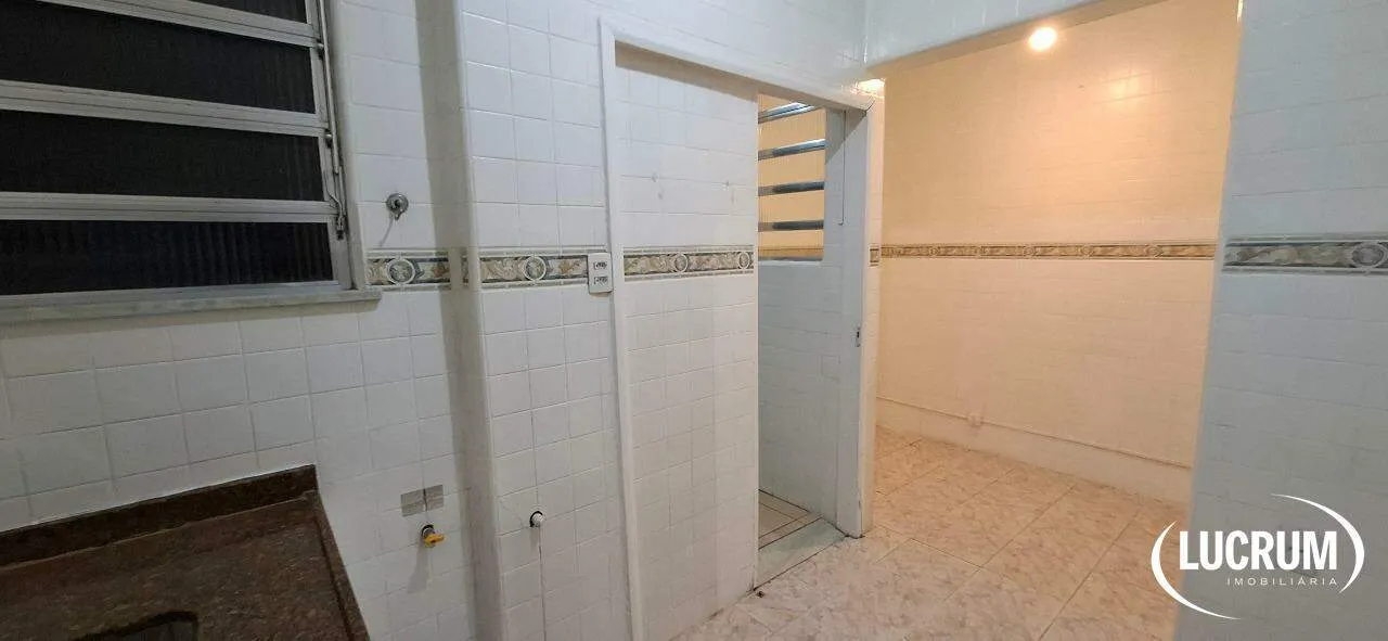 2-bedroom apartment with wood or laminate floors — photo 4