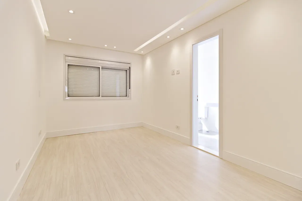 Balcony with a grill in a 4-bedroom apartment, 158 m² — photo 55