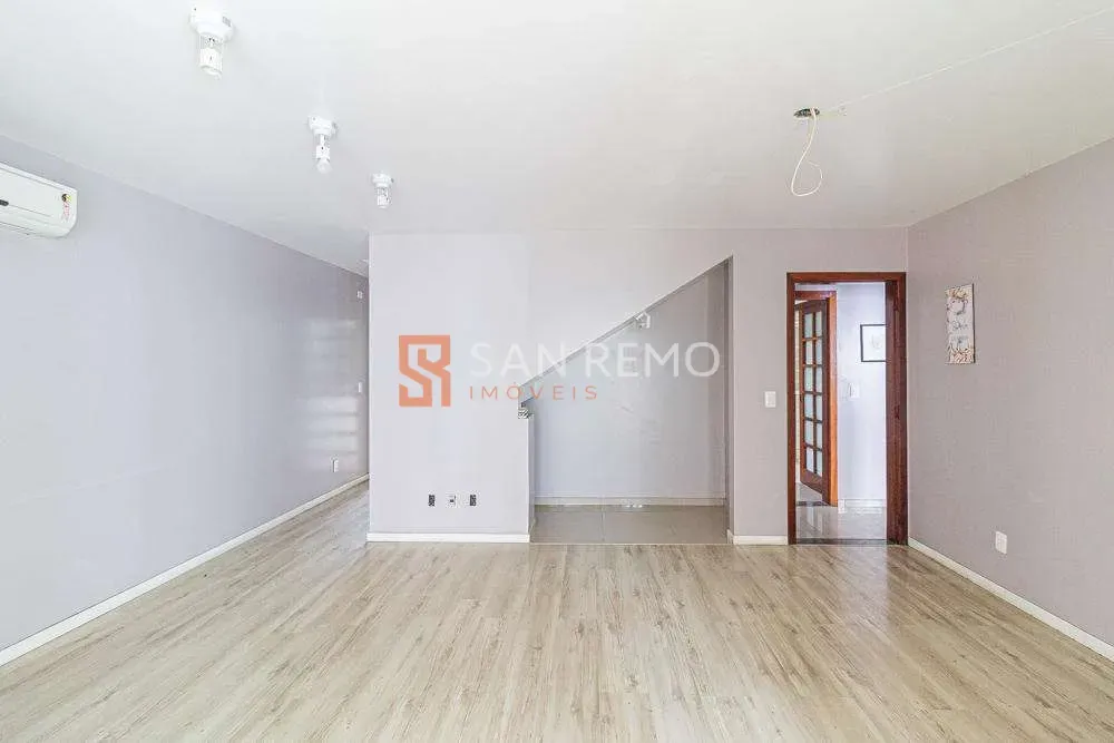 House with 5 bedrooms and 5 bathrooms and a balcony