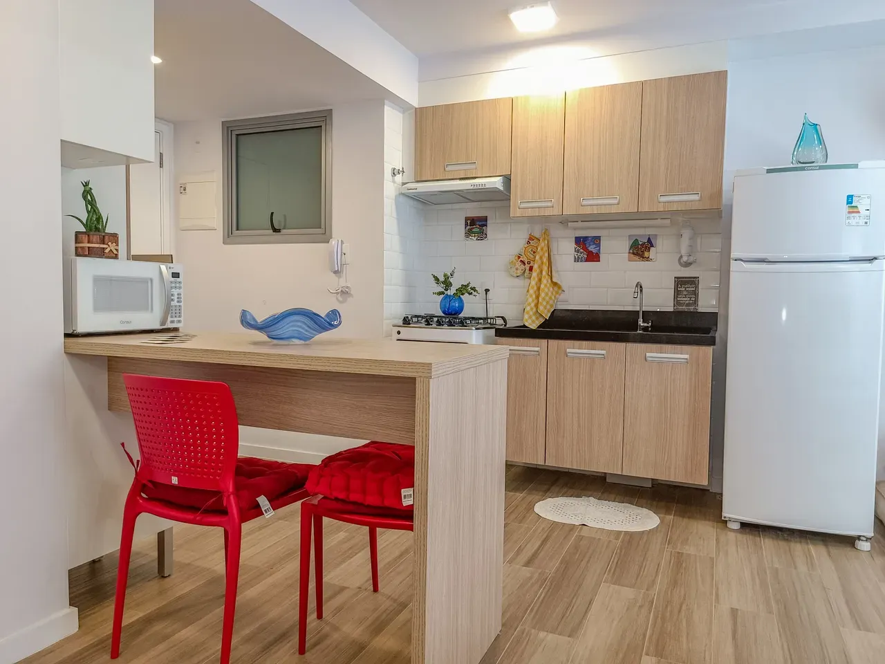Furnished 1-bedroom apartment with open-plan kitchen — photo 12